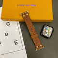 Cserélhető karkötő Apple avec dekorációval, szegecsekkel és monogrammal és domborműves karkötőkkel
