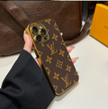 حافظة iPhone كلاسيكية فاخرة بحرف Monogram مع حواف ذهبية مطلية بالكهرباء