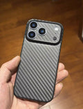 Coque de téléphone fine avec texture en fibre de carbone de qualité supérieure.
