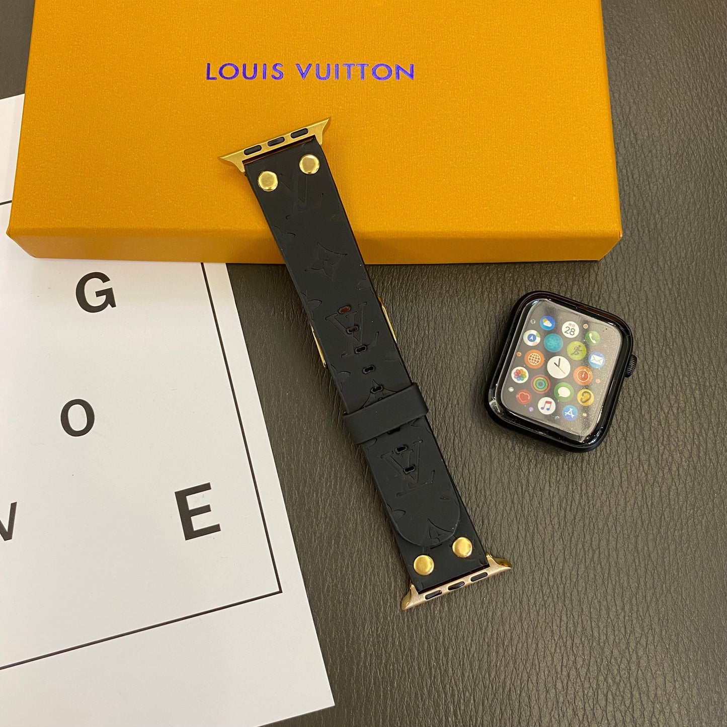 Cserélhető karkötő Apple avec dekorációval, szegecsekkel és monogrammal és domborműves karkötőkkel