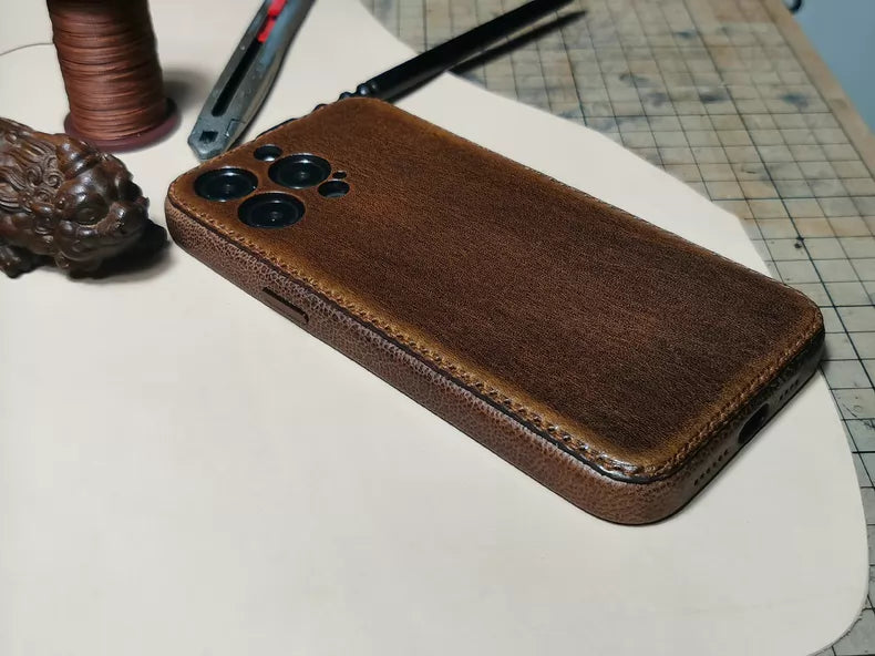 Kakavy håndlavet vegetabilsk-garvet læder iPhone-etui – Vintage Patina Edition
