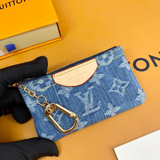 Luxury Monogram Coin Pouch – Κομψό & Συμπαγές πορτοφόλι με μπρελόκ