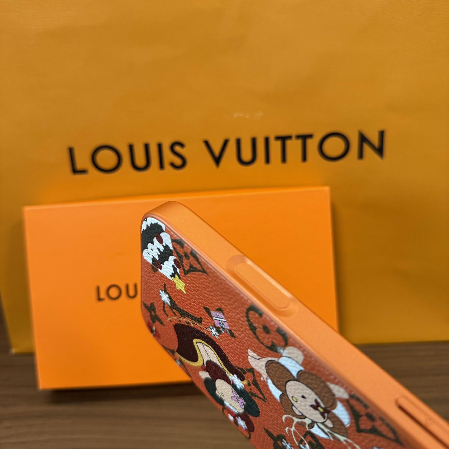 Luxuriöse iPhone-Hülle mit mehrfarbigem Monogramm