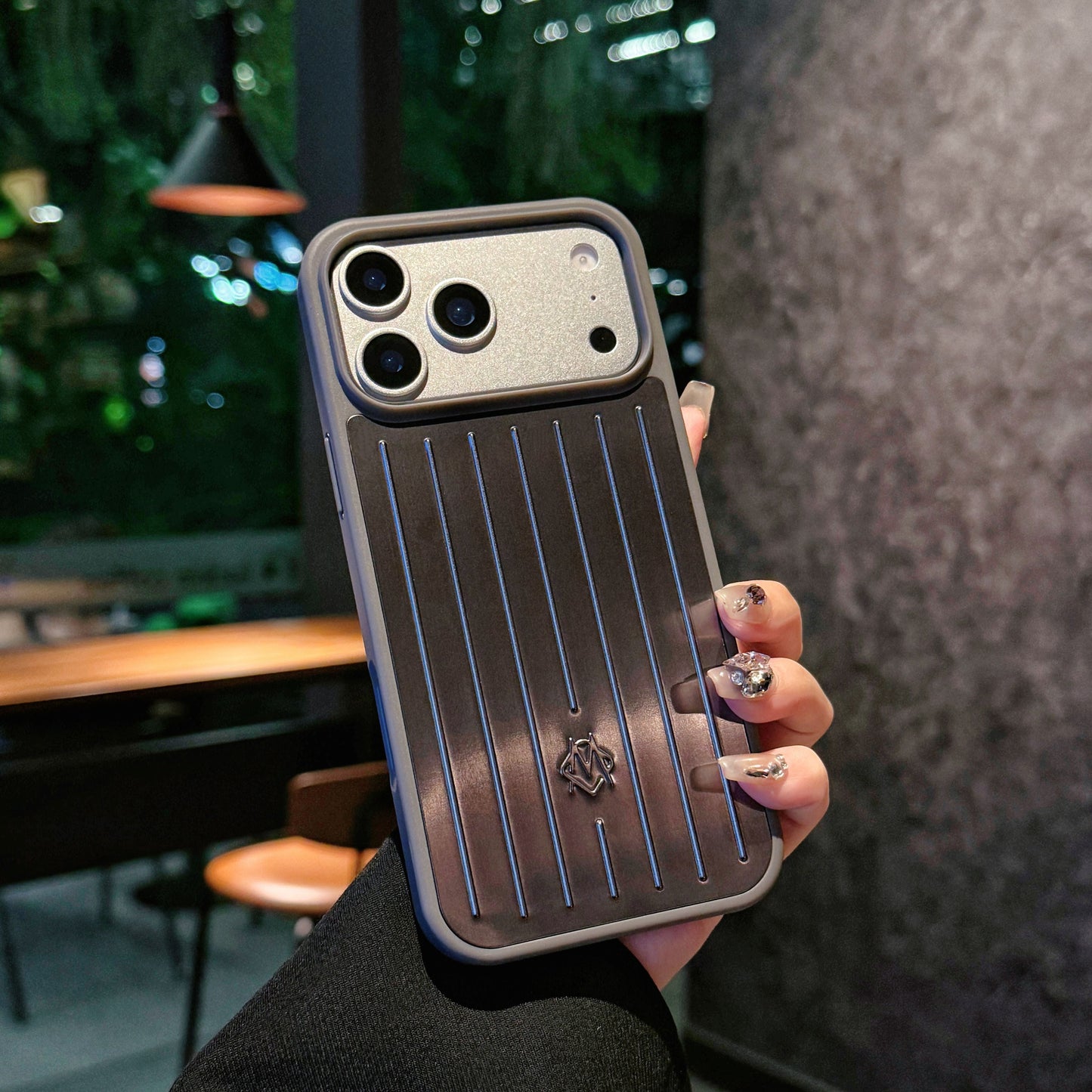 حافظة iPhone مدرعة معدنية مضلعة – حماية أنيقة مستوحاة من السفر