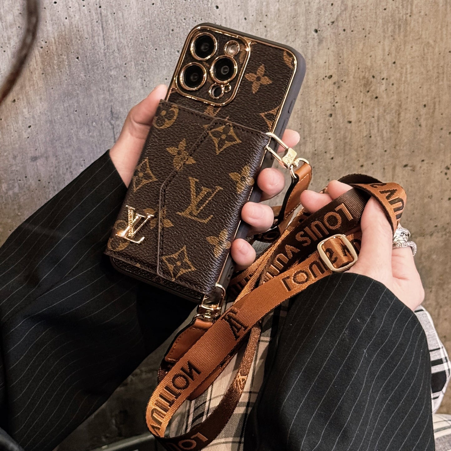 Fortschrittliche iPhone-Hülle aus Leder mit Brieftasche und Riemen in Braun
