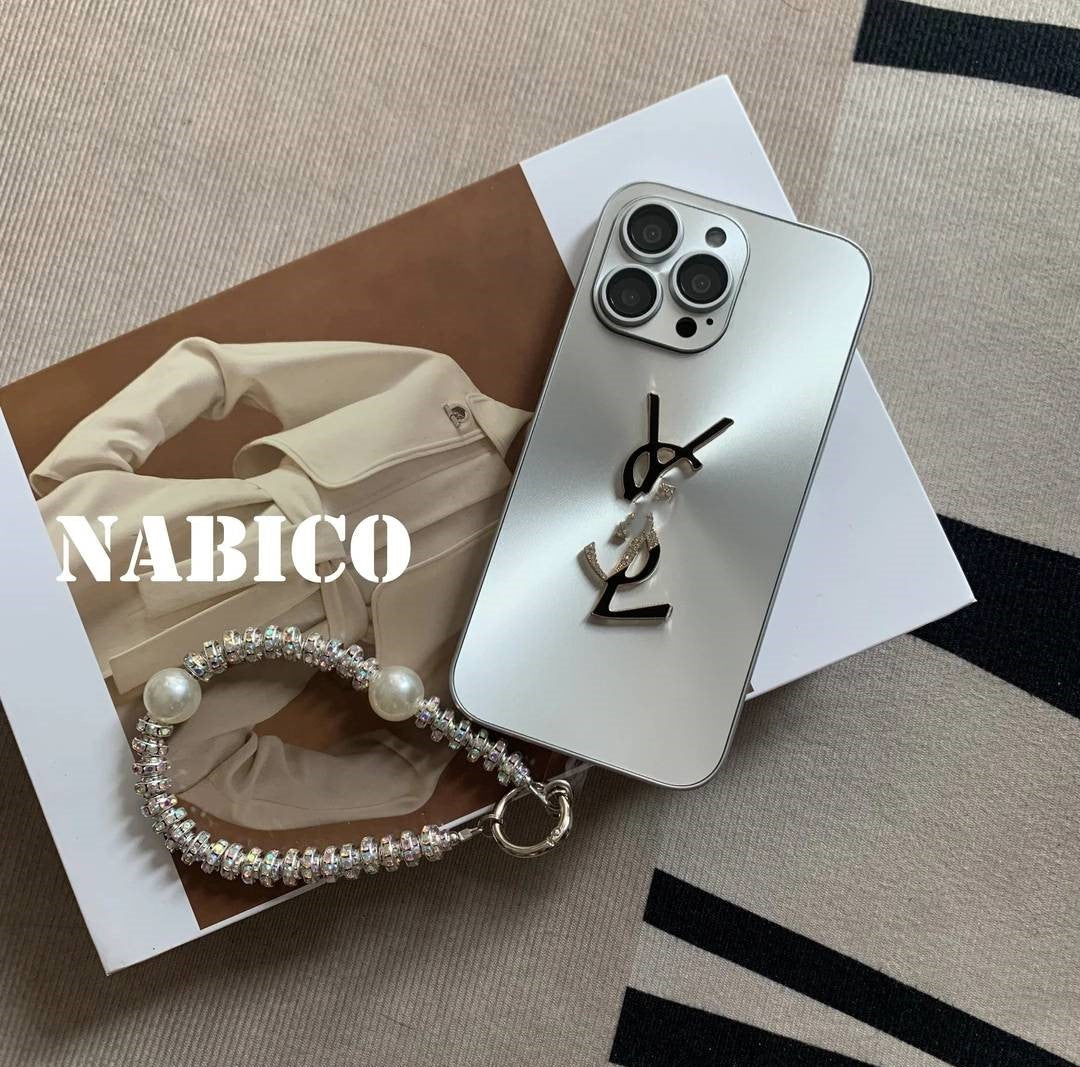 Elegante iPhone-Hülle mit Buchstaben „Shine x Mono“ und Kette