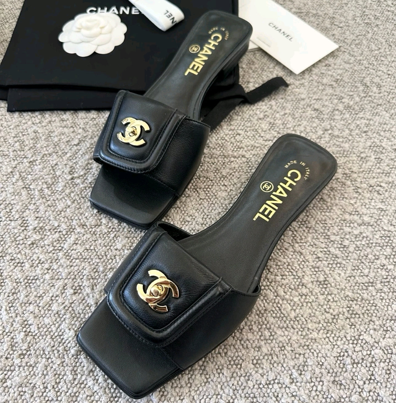 Elegant Metal Turn Lock Logo Flat Mule Slides Summer Outdoor Slippers