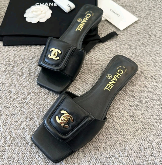 Elegant Metal Turn Lock Logo Flat Mule Slides Summer Outdoor Slippers