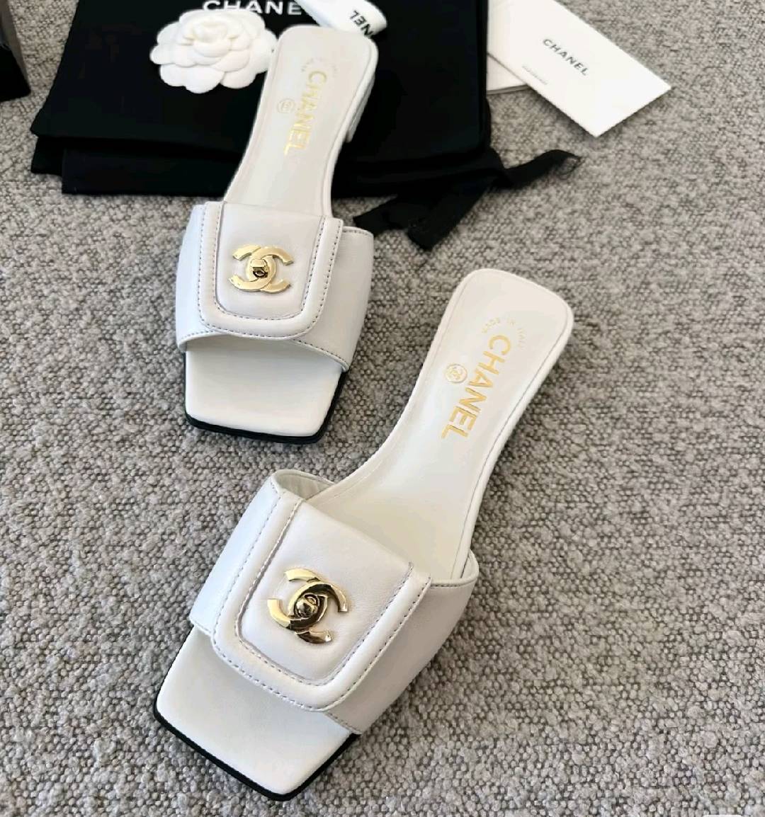 Elegant Metal Turn Lock Logo Flat Mule Slides Summer Outdoor Slippers