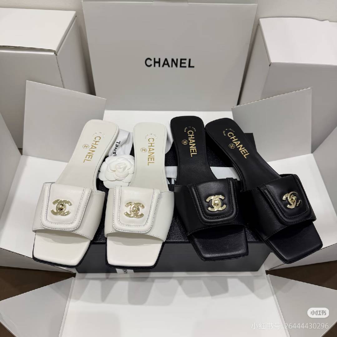 Elegant Metal Turn Lock Logo Flat Mule Slides Summer Outdoor Slippers