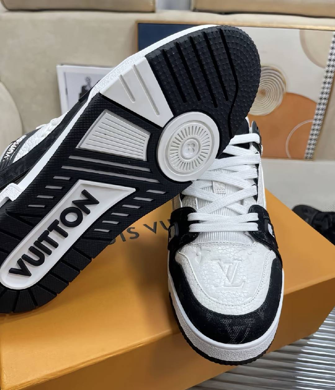 Light luxury versatile trendy sneakers for stylish men and women