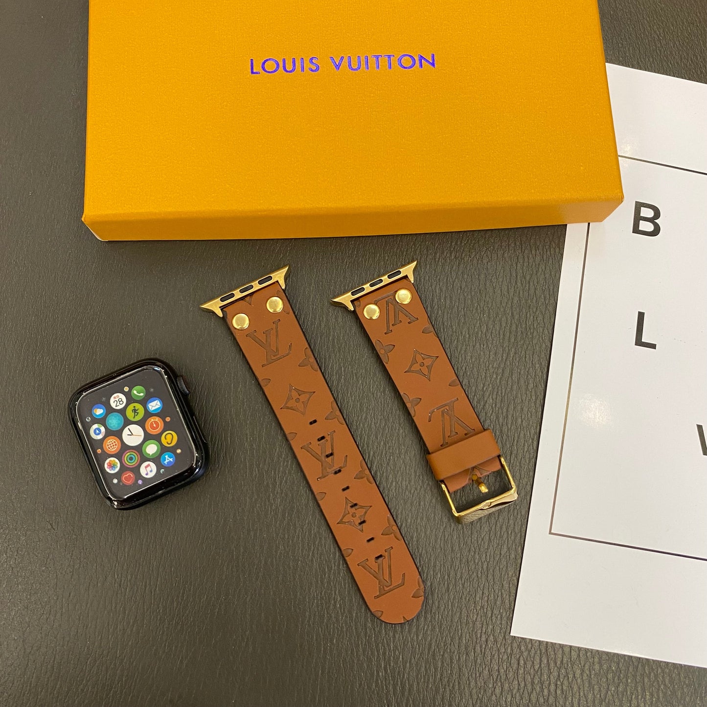 Cserélhető karkötő Apple avec dekorációval, szegecsekkel és monogrammal és domborműves karkötőkkel