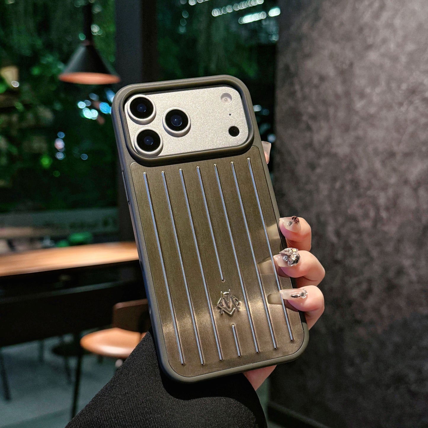 حافظة iPhone مدرعة معدنية مضلعة – حماية أنيقة مستوحاة من السفر