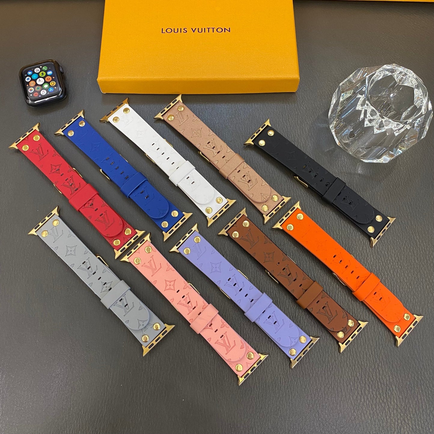Cserélhető karkötő Apple avec dekorációval, szegecsekkel és monogrammal és domborműves karkötőkkel