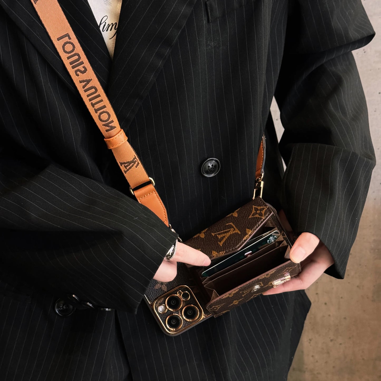 Fortschrittliche iPhone-Hülle aus Leder mit Brieftasche und Riemen in Braun