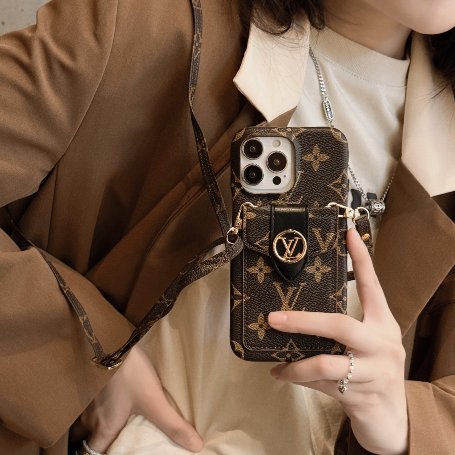 Étui pour iPhone avec chaîne de porte-cartes de luxe