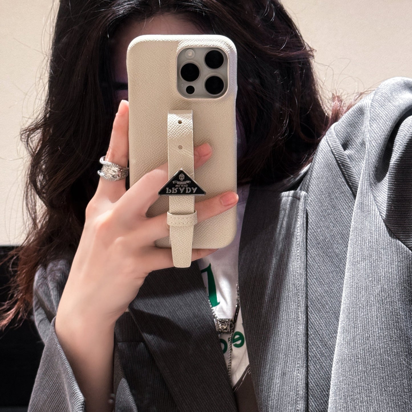 Luxuriöse iPhone-Hülle mit Ledergriff