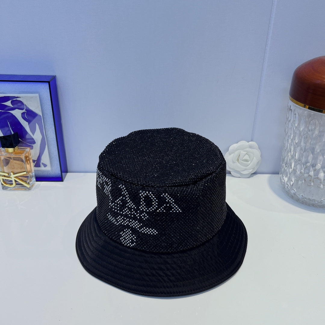 Chapeau de seau à la mode entièrement en cristal