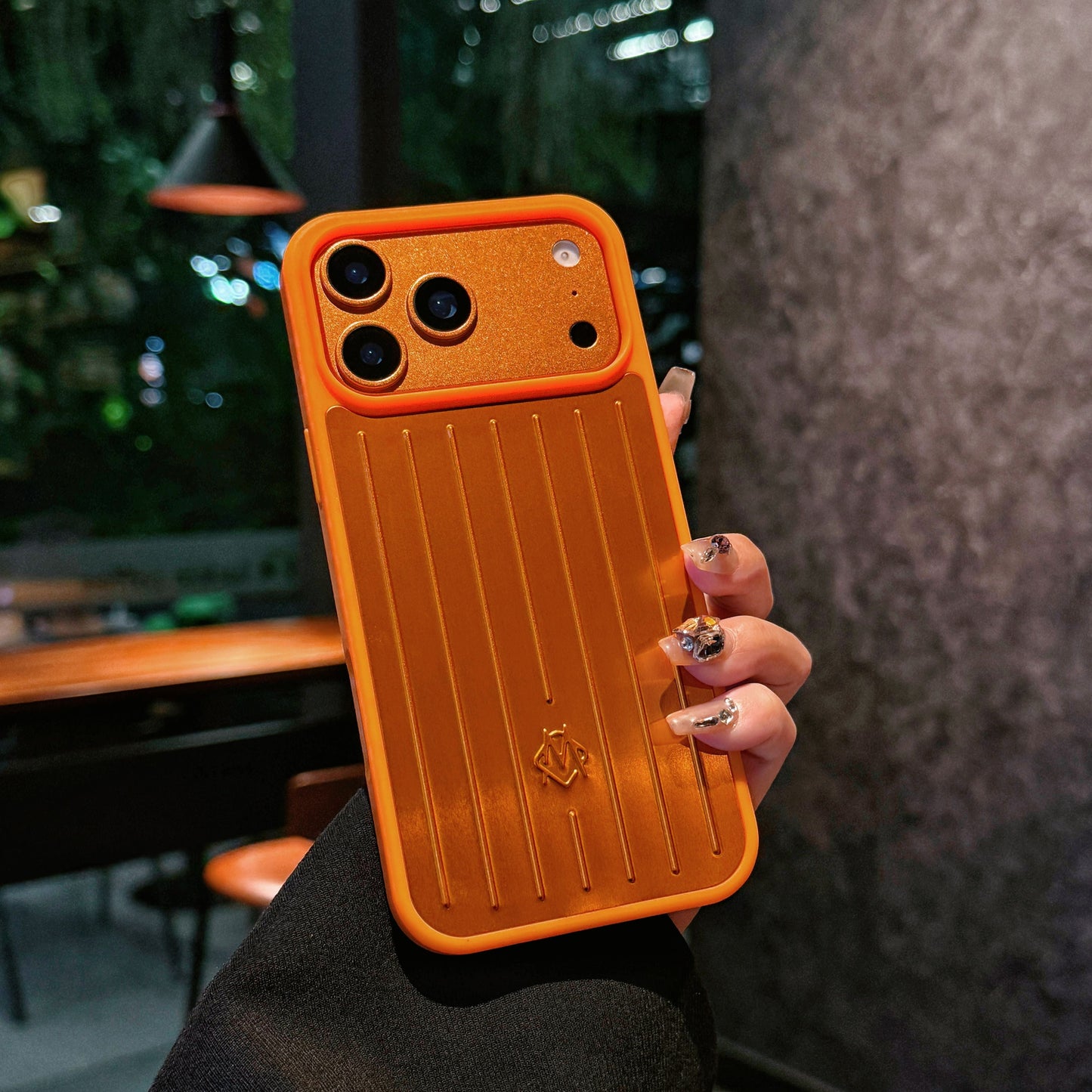 حافظة iPhone مدرعة معدنية مضلعة – حماية أنيقة مستوحاة من السفر