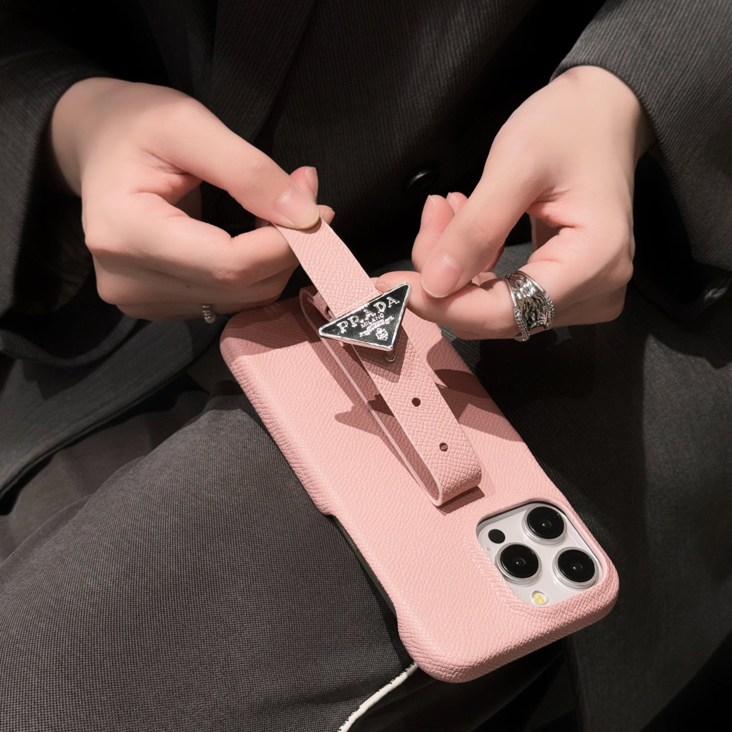 Luxuriöse iPhone-Hülle mit Ledergriff