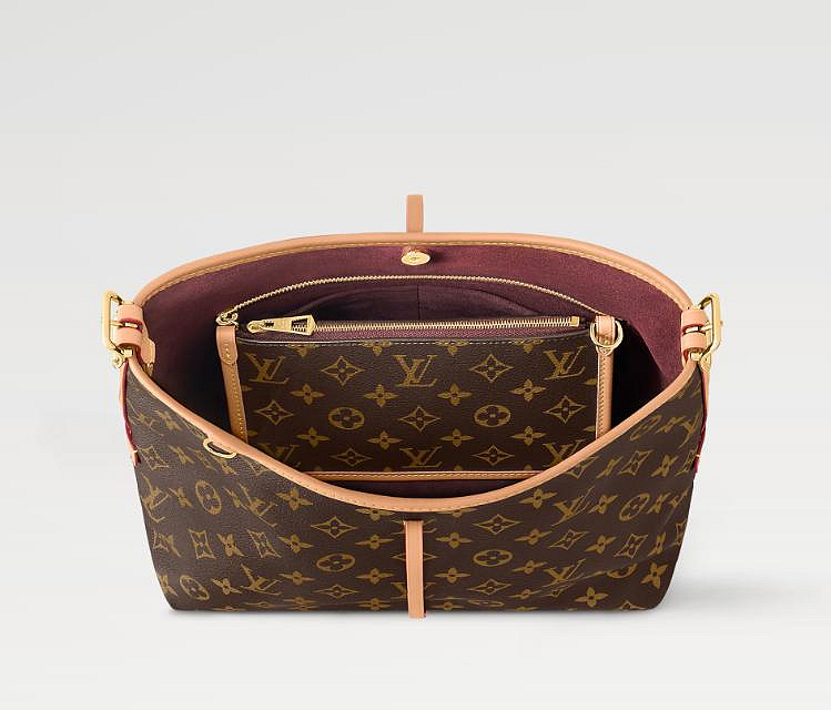 Premium Shoulder Bag: Essential for Modern Style