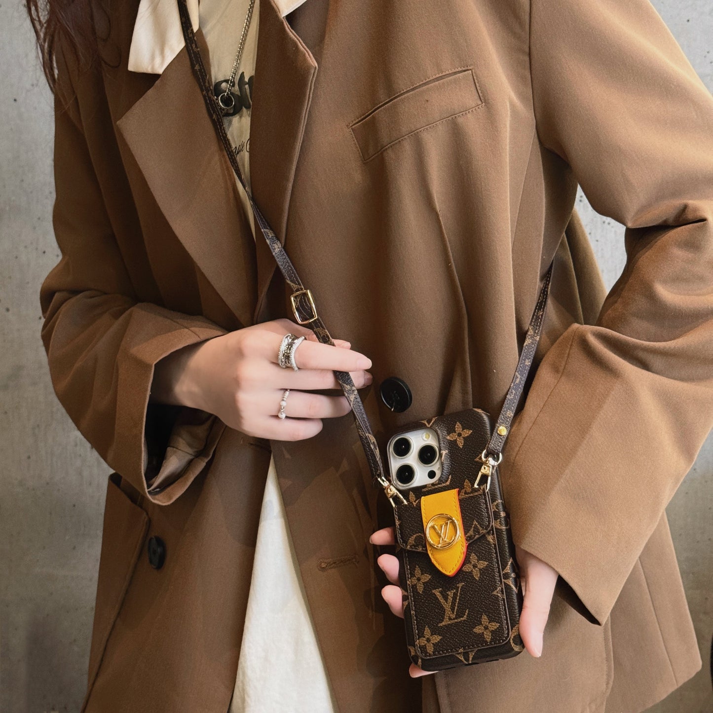 Étui pour iPhone avec chaîne de porte-cartes de luxe