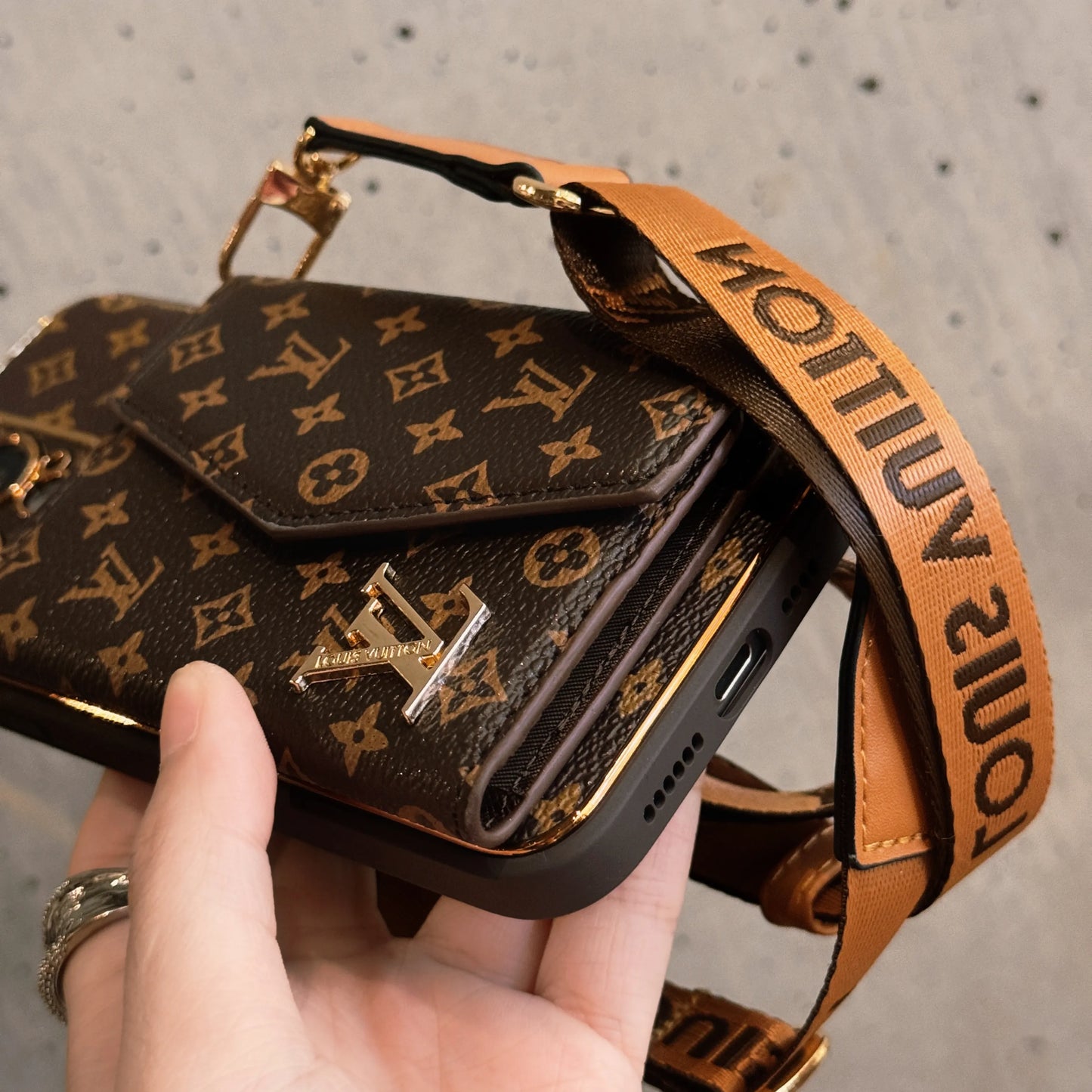 Fortschrittliche iPhone-Hülle aus Leder mit Brieftasche und Riemen in Braun