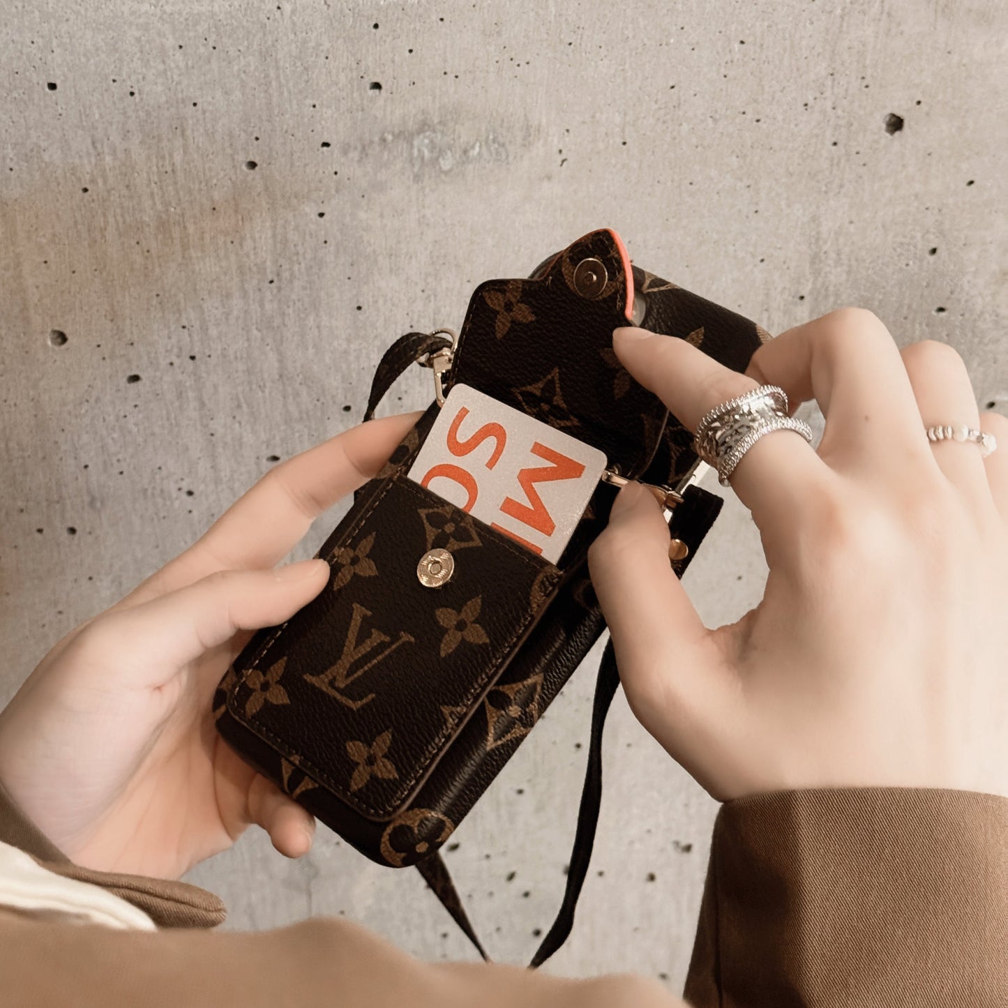 Étui pour iPhone avec chaîne de porte-cartes de luxe