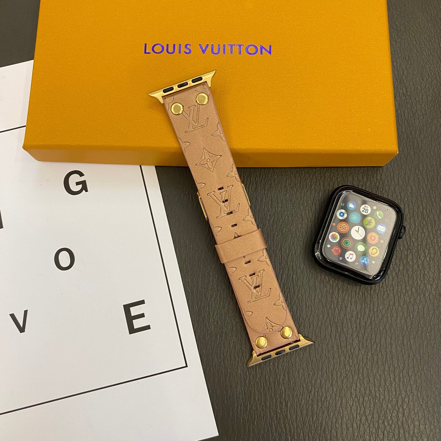 Cserélhető karkötő Apple avec dekorációval, szegecsekkel és monogrammal és domborműves karkötőkkel
