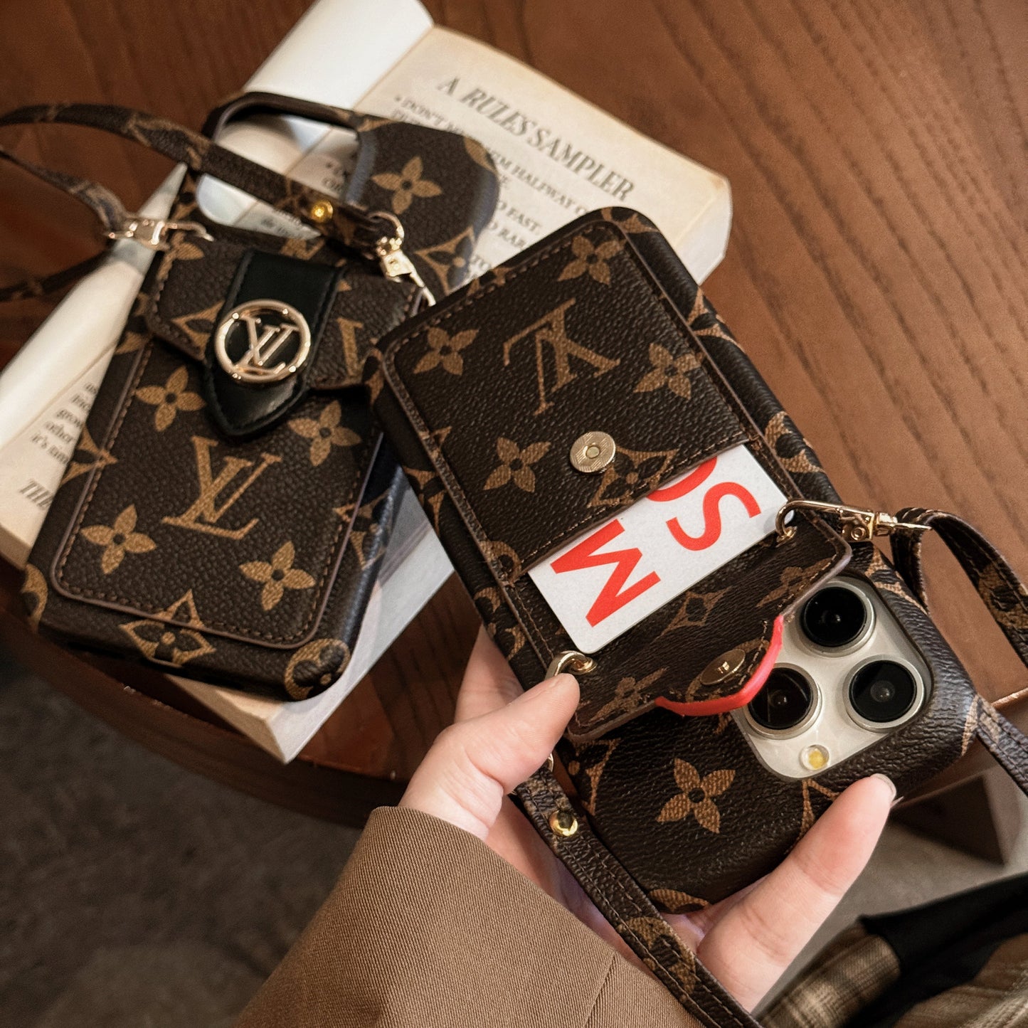 Étui pour iPhone avec chaîne de porte-cartes de luxe