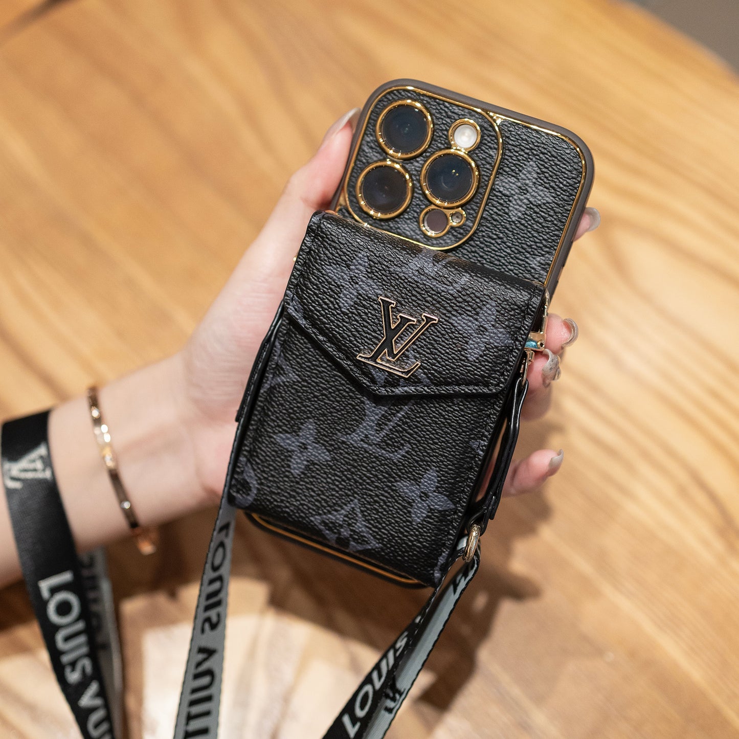 Klasika Lukso Kartposedanto iPhone-Kazo