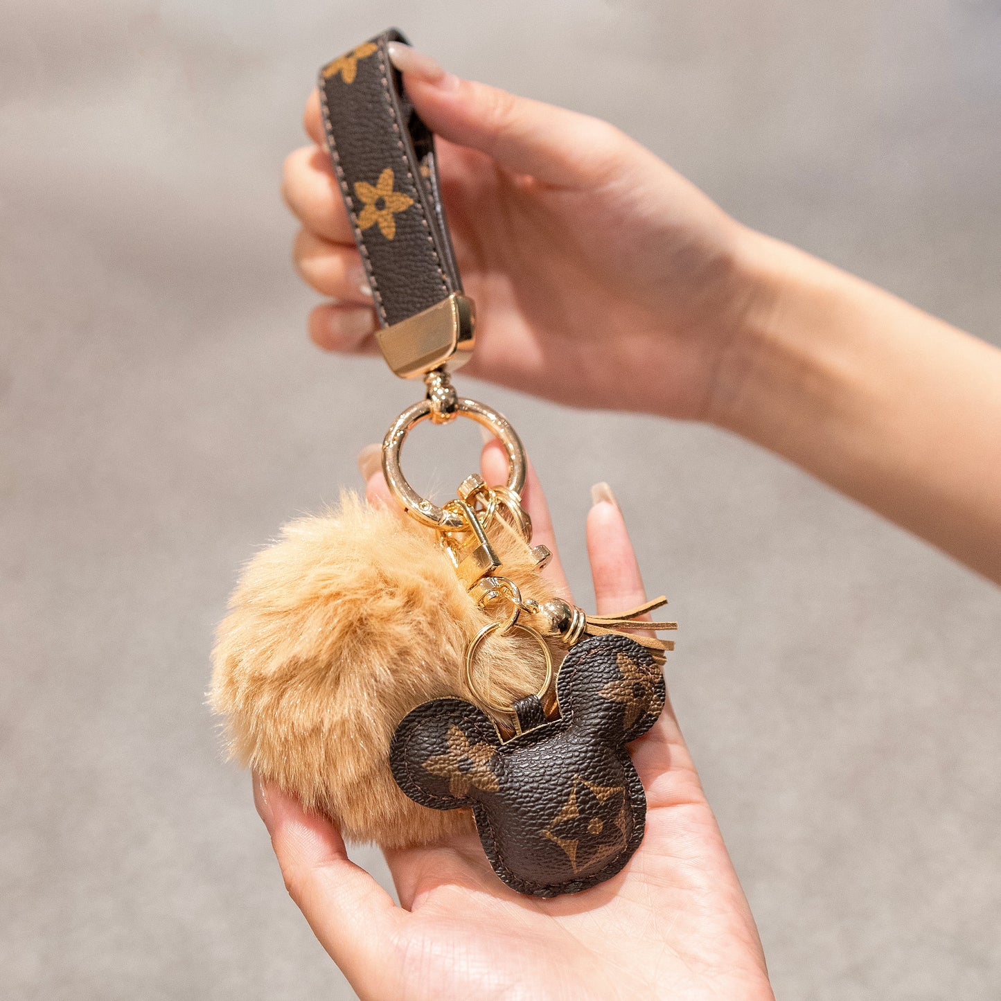 Porte-clés Mickey de luxe – Faux cuir & Charme Pom en fourrure