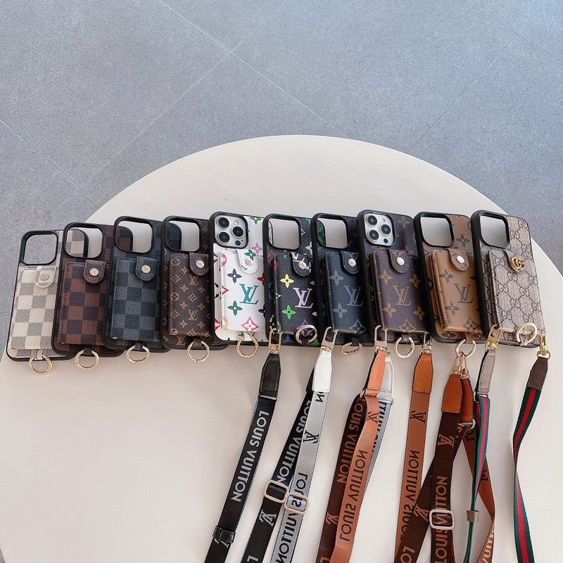 Luxuriöse iPhone-Hülle mit Kartenetui und klassischer Kette