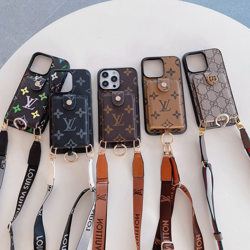 Luxuriöse iPhone-Hülle mit Kartenetui und klassischer Kette