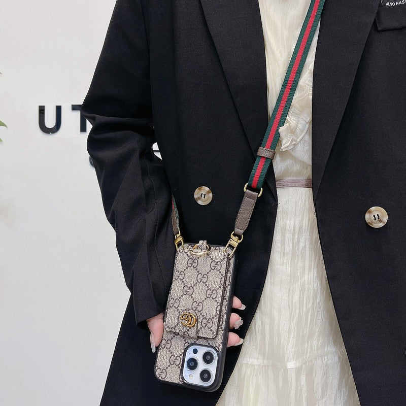 Luxuriöse iPhone-Hülle mit Kartenetui und klassischer Kette