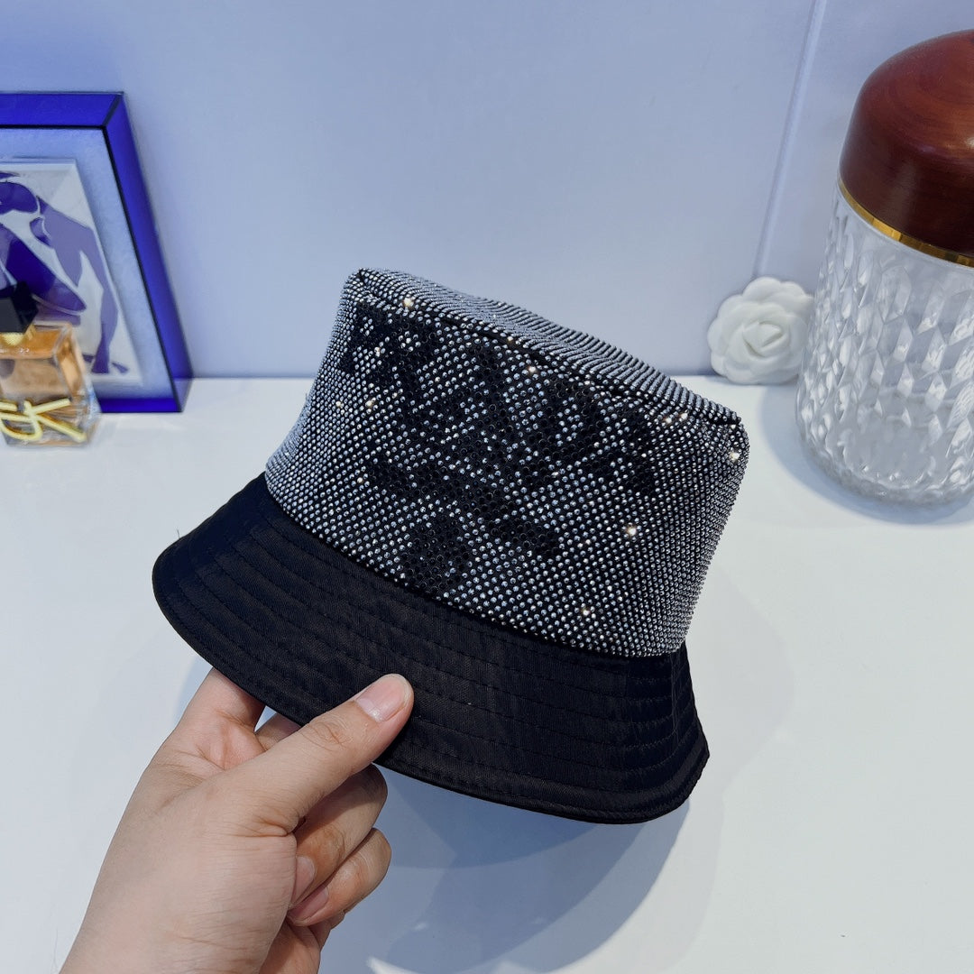 Chapeau de seau à la mode entièrement en cristal
