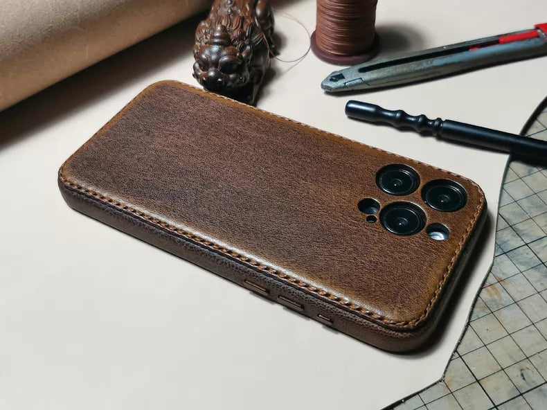 Kakavy Handcrafted Vegetable-Tanned Leather iPhone Case – Vintage Patina Edition