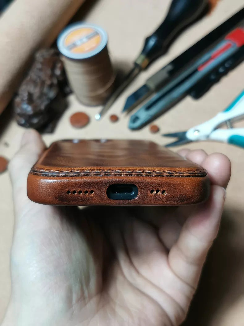 Kakavy Handcrafted Vegetable-Tanned Leather iPhone Case – Vintage Patina Edition