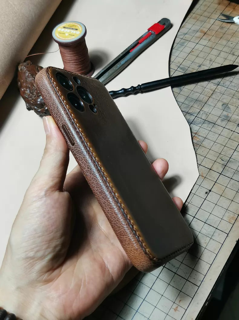 Kakavy Handcrafted Vegetable-Tanned Leather iPhone Case – Vintage Patina Edition