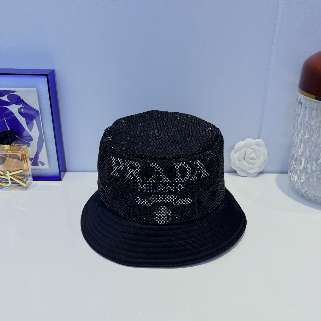 Chapeau de seau à la mode entièrement en cristal