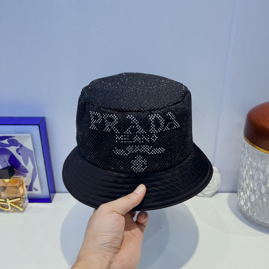 Chapeau de seau à la mode entièrement en cristal