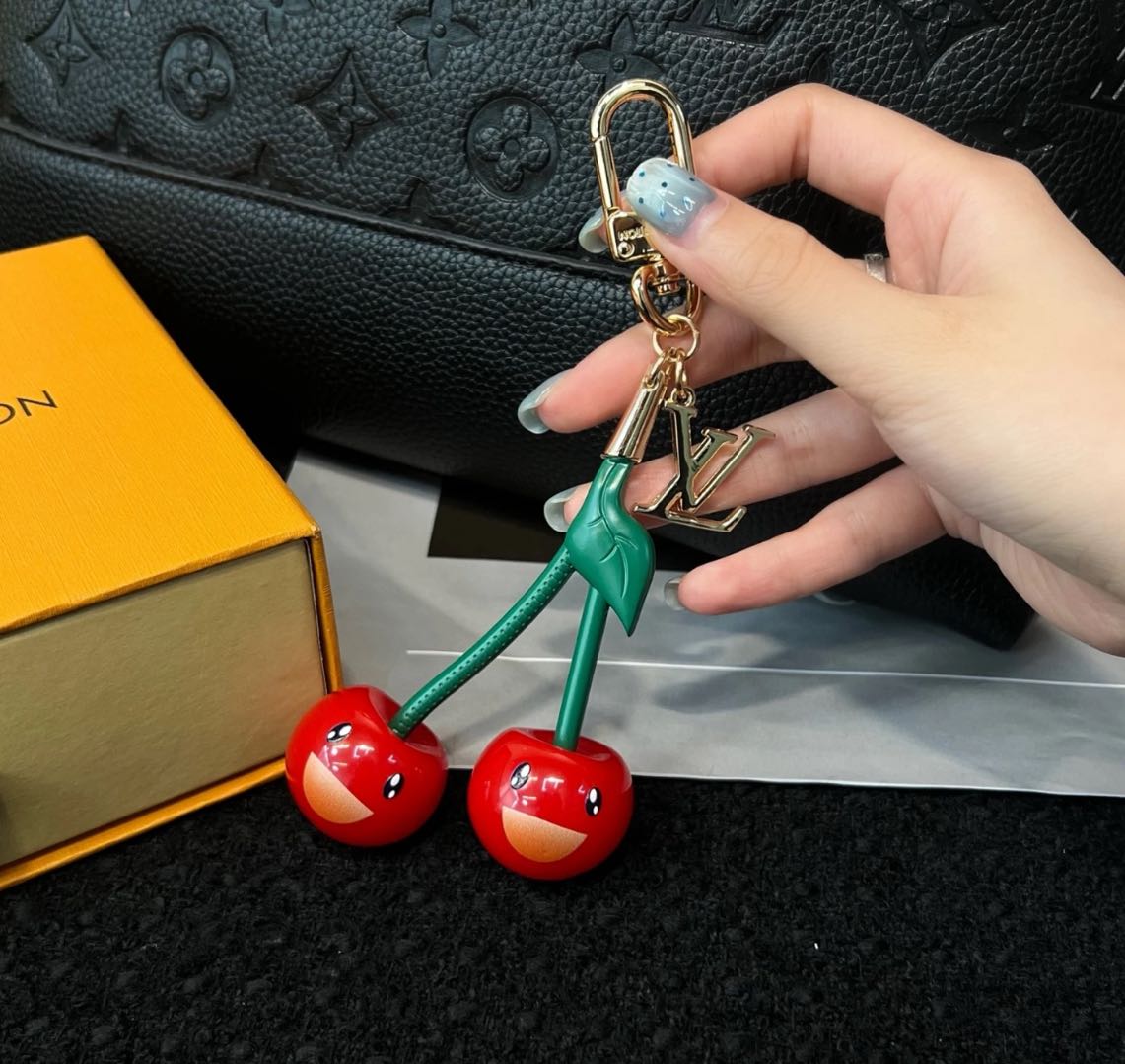 🌟 L-Cseresznye kulcstartó: Aranyos + Luxus, Minden Egyben 🍒✨