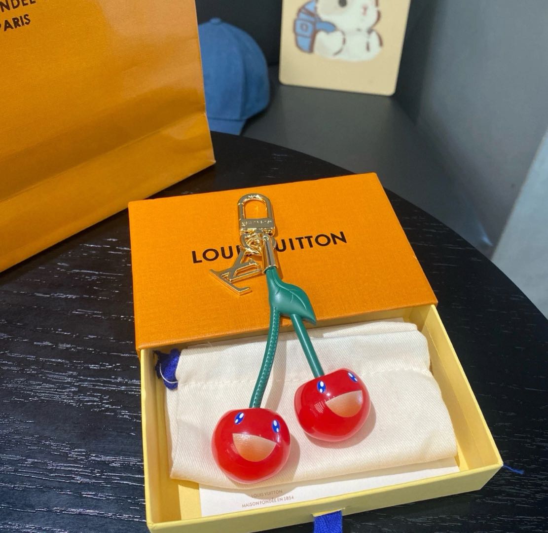 🌟 L-Cseresznye kulcstartó: Aranyos + Luxus, Minden Egyben 🍒✨