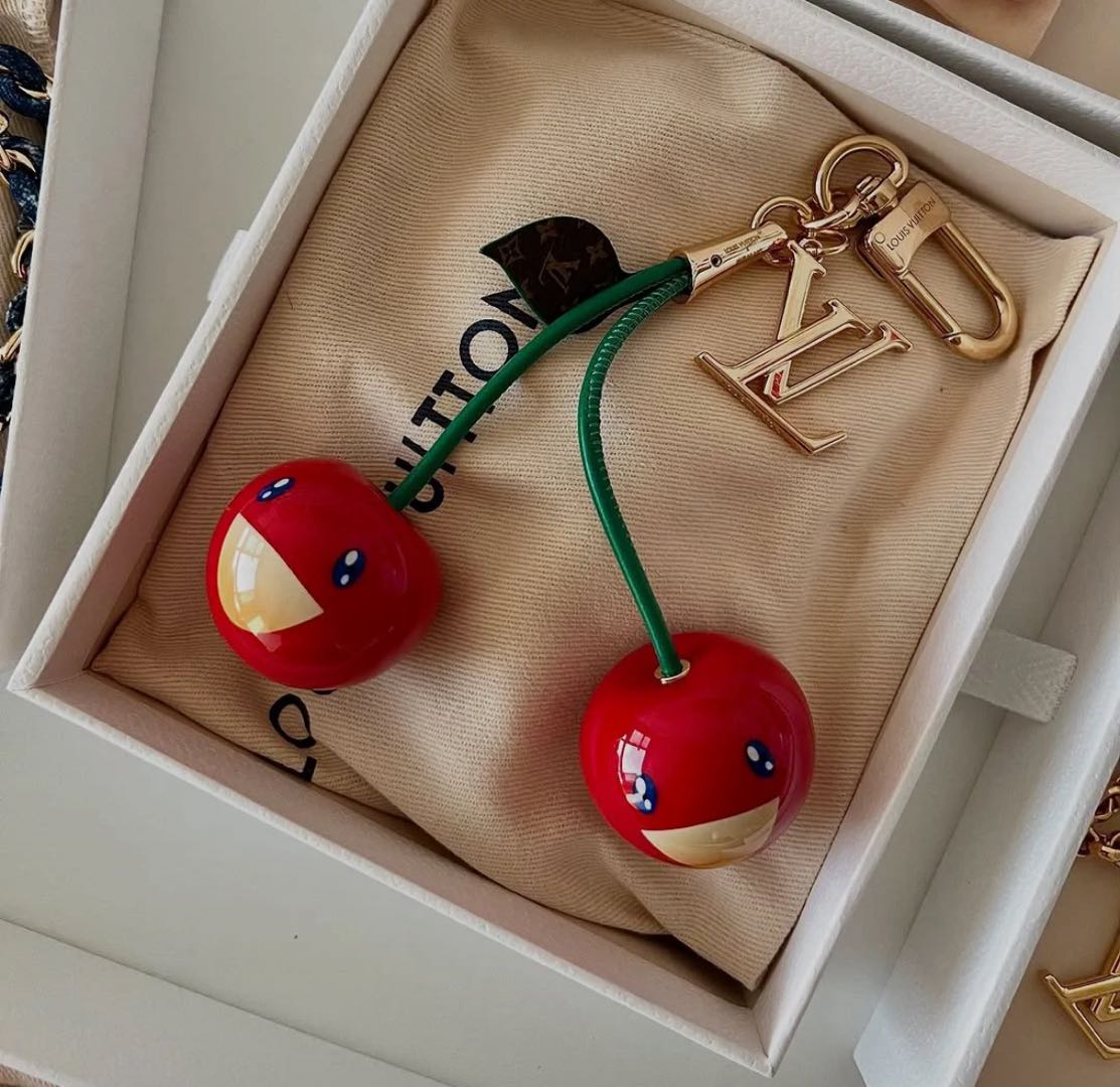 🌟 L-Cseresznye kulcstartó: Aranyos + Luxus, Minden Egyben 🍒✨