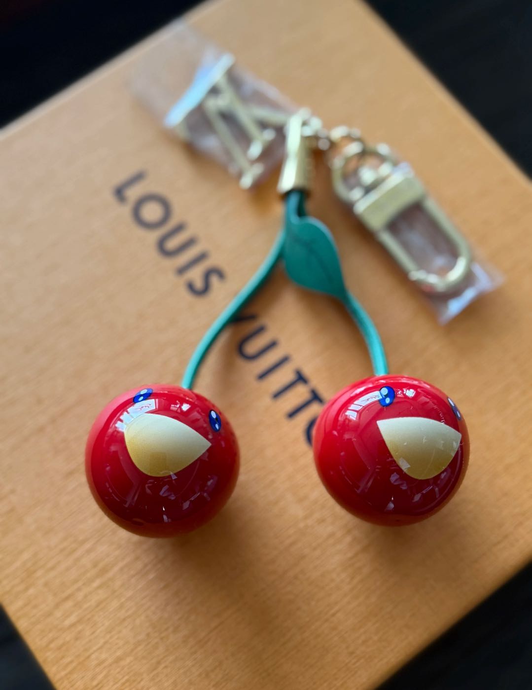 🌟 L-Cseresznye kulcstartó: Aranyos + Luxus, Minden Egyben 🍒✨
