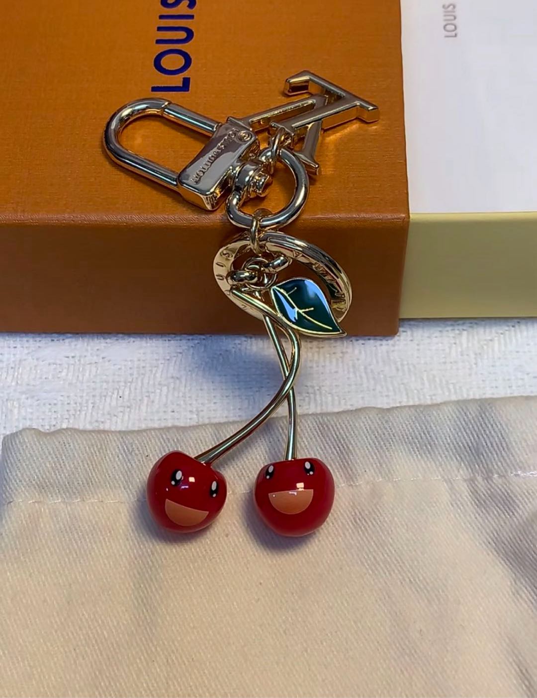 🌟 L-Cseresznye kulcstartó: Aranyos + Luxus, Minden Egyben 🍒✨