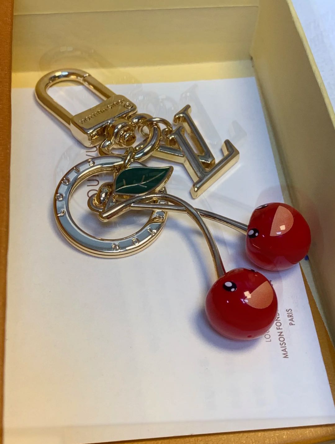 🌟 L-Cseresznye kulcstartó: Aranyos + Luxus, Minden Egyben 🍒✨