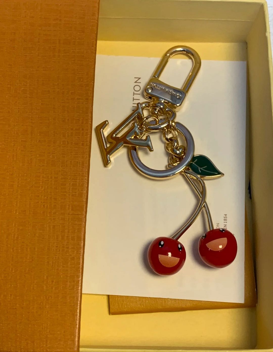🌟 L-Cseresznye kulcstartó: Aranyos + Luxus, Minden Egyben 🍒✨