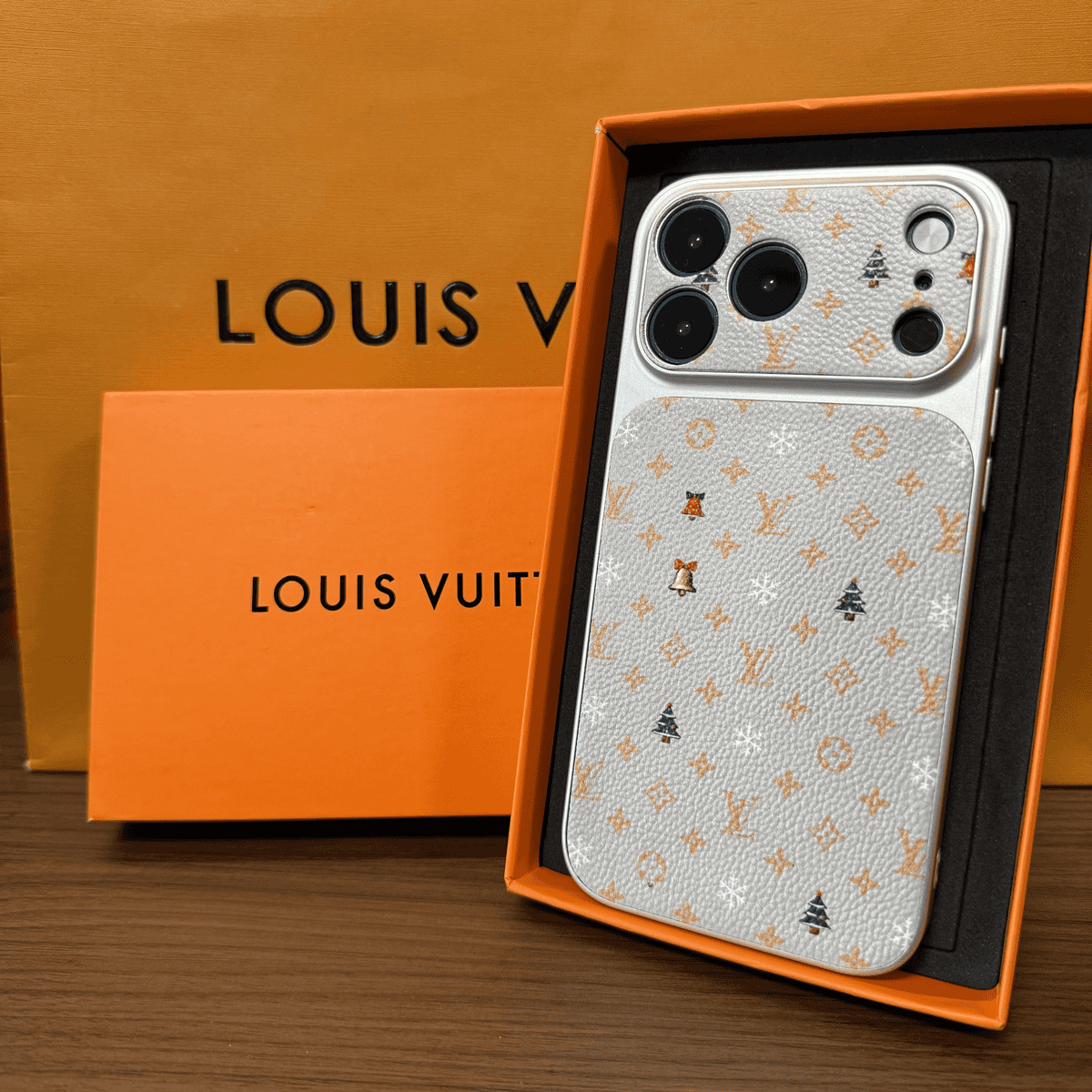 Luxuriöse iPhone-Hülle mit mehrfarbigem Monogramm
