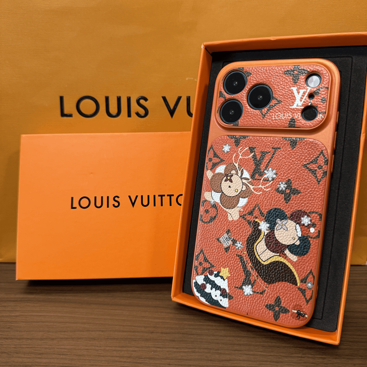 Luxuriöse iPhone-Hülle mit mehrfarbigem Monogramm